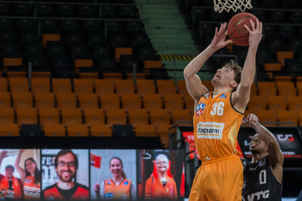 两冠失落的 两冠失落的