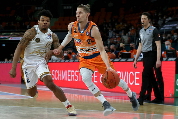 她的坚韧不 她的坚韧不